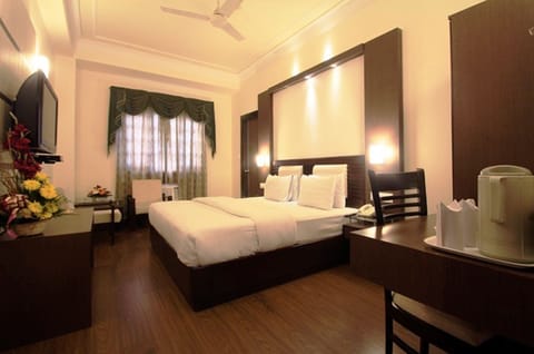 Superior Double Room | 1 bedroom, in-room safe, desk, soundproofing