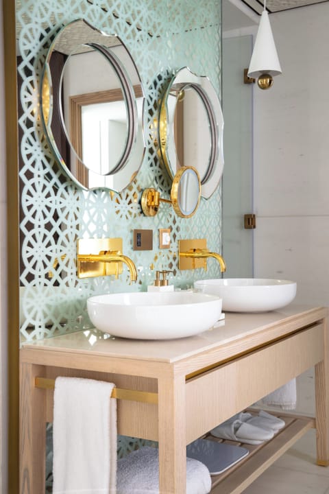 Separate tub and shower, deep soaking tub, free toiletries, hair dryer