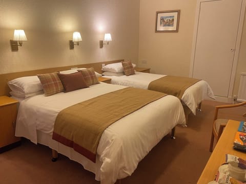 Family Room, Ensuite (Family Triple) | Individually decorated, individually furnished, blackout drapes