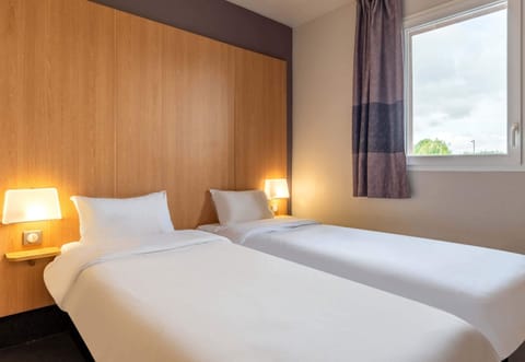 Desk, soundproofing, free cribs/infant beds, free WiFi