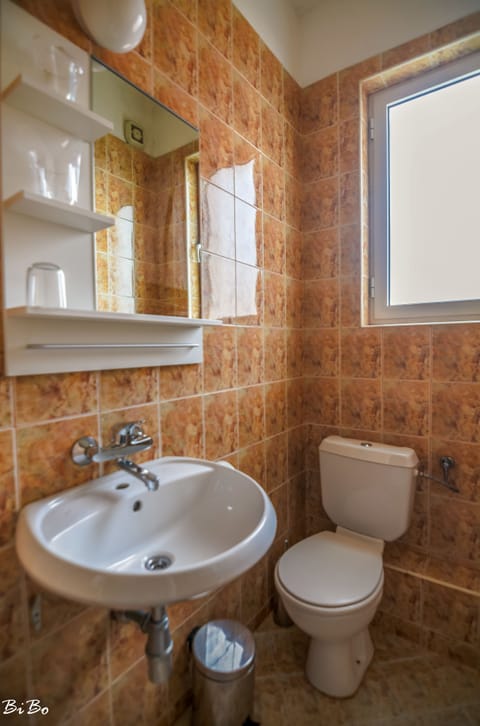 Double room 306 | Bathroom | Shower, towels