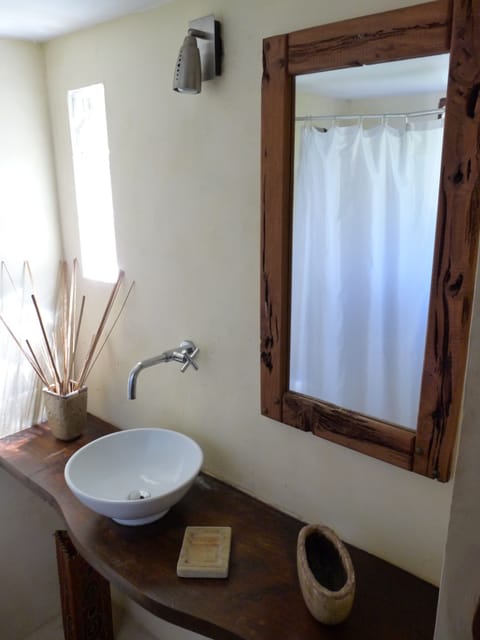 Traditional Double Room, 1 King Bed, Smoking, Private Bathroom | Bathroom | Shower, rainfall showerhead, free toiletries, bidet