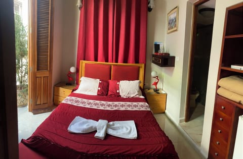 Traditional Double Room, Non Smoking | Minibar, in-room safe, individually decorated, individually furnished