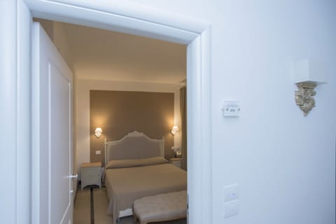 Classic Double or Twin Room | Minibar, in-room safe, desk, free WiFi