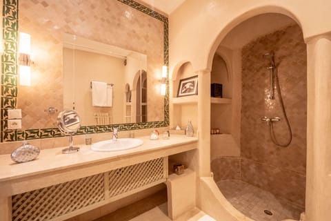 Senior Suite | Bathroom | Combined shower/tub, free toiletries, hair dryer, bathrobes