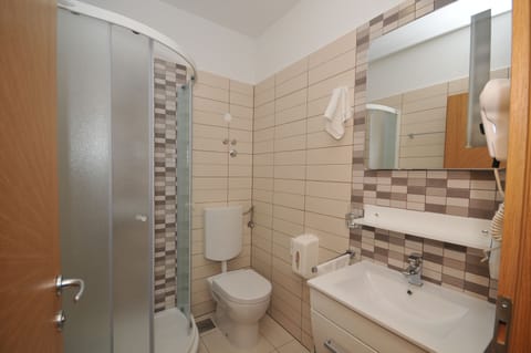 Standard Apartment, Balcony | Bathroom | Shower, free toiletries, hair dryer, towels