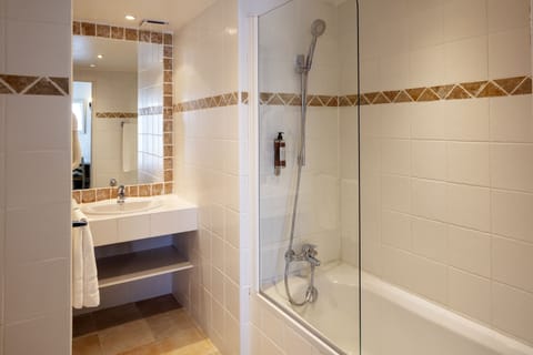 Double Room, Bathtub | Bathroom | Free toiletries, hair dryer, towels