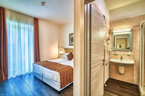 Minibar, in-room safe, desk, free WiFi