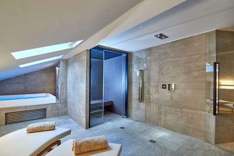 Sauna, spa tub, steam room