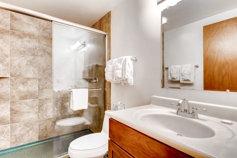 Room (Studio,Kitchenette) | Bathroom | Combined shower/tub, free toiletries, hair dryer, towels