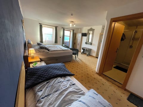 Classic Triple Room | In-room safe, desk, free WiFi, bed sheets