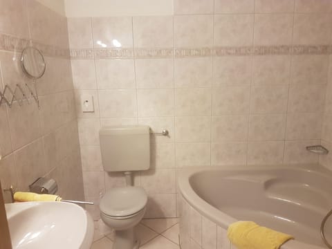 Comfort Double Room | Bathroom | Free toiletries, hair dryer, towels