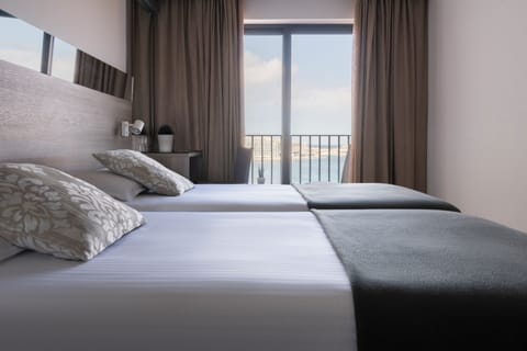 Standard Double or Twin Room (Sea Front) | In-room safe, desk, soundproofing, iron/ironing board