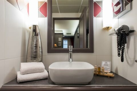 Double Room (Elegance) | Bathroom | Shower, free toiletries, hair dryer