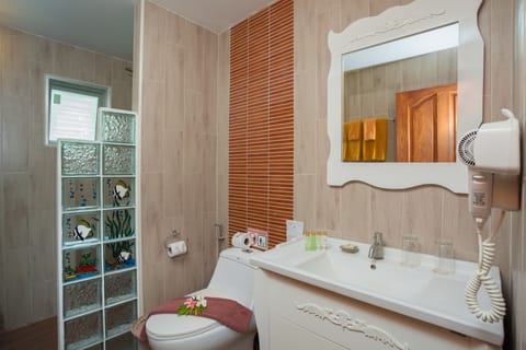 Superior Room | Bathroom | Shower, free toiletries, hair dryer, bathrobes