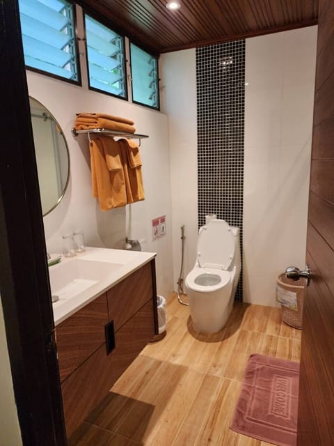 Superior Cottage Triple | Bathroom | Shower, free toiletries, hair dryer, bathrobes