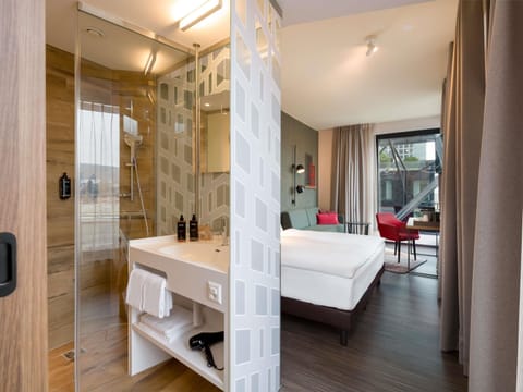 Privilege, Room, 1 Double Bed | Desk, laptop workspace, blackout drapes, soundproofing