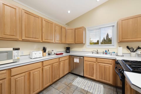 House, 2 Bedrooms | Private kitchen | Fridge, microwave, oven, stovetop