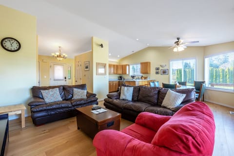 House, 2 Bedrooms | Living area | TV