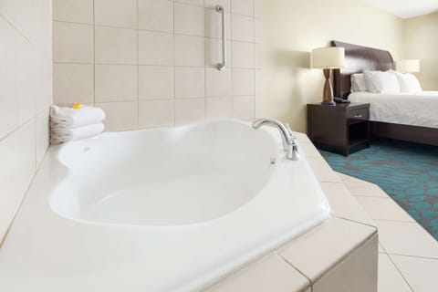 Room, 1 King Bed, Jetted Tub | Bathroom | Combined shower/tub, designer toiletries, hair dryer, towels