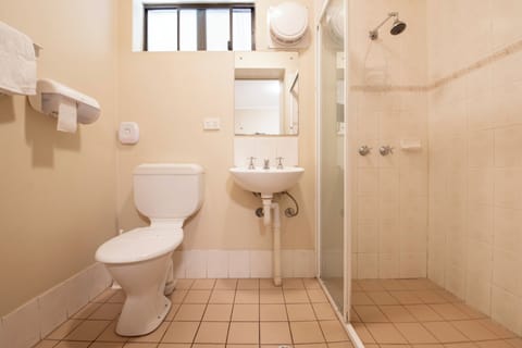 Budget Unit - Queen | Bathroom | Shower, free toiletries, hair dryer, towels