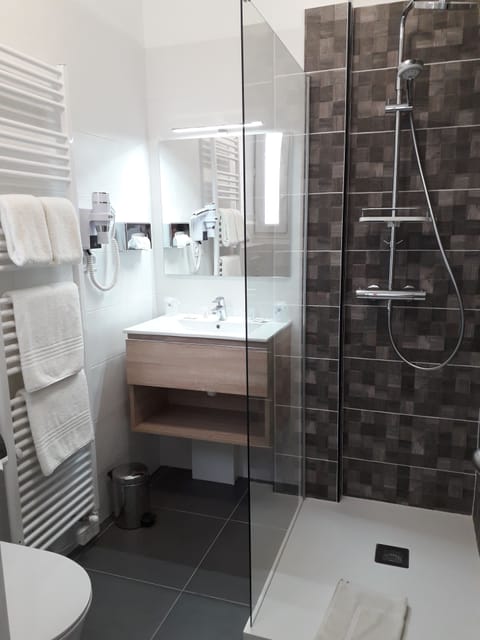 Standard Double Room | Bathroom | Free toiletries, hair dryer, towels