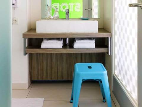 Standard Room, 1 Double Bed | Desk, blackout drapes, soundproofing, iron/ironing board