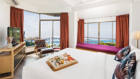 Grand Deluxe Sea View | Minibar, in-room safe, individually furnished, desk