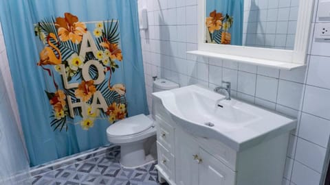 3 Bedrooms Jacuzzi Suite | Bathroom | Free toiletries, hair dryer, slippers, bidet