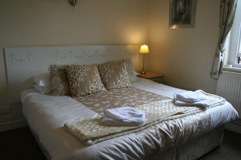 Executive Room | Iron/ironing board, free WiFi, bed sheets