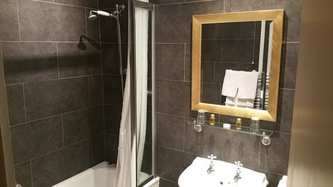 Superior Triple Room, Ensuite | Bathroom