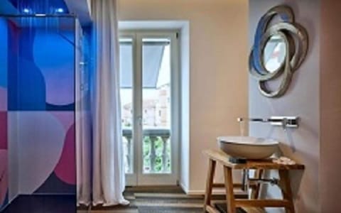 Deluxe Room | Bathroom | Shower, free toiletries, hair dryer, bathrobes