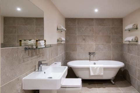 Cottage, 2 Double Beds, Non Smoking, Patio | Bathroom | Shower, rainfall showerhead, free toiletries, towels