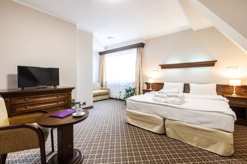 Deluxe Double or Twin Room | Premium bedding, minibar, in-room safe, desk