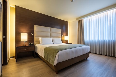 Deluxe Room, 1 Queen Bed (Deluxe Junior Suite Queen Bed) | Premium bedding, pillowtop beds, in-room safe, desk