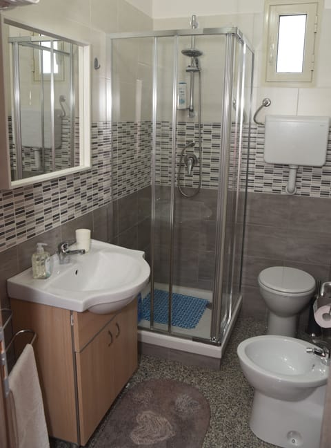 Triple Room, Private Bathroom | Bathroom | Shower, rainfall showerhead, free toiletries, hair dryer