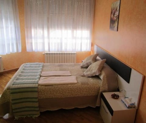 Double Room, 1 Queen Bed, Non Smoking | Minibar, soundproofing, free WiFi, bed sheets