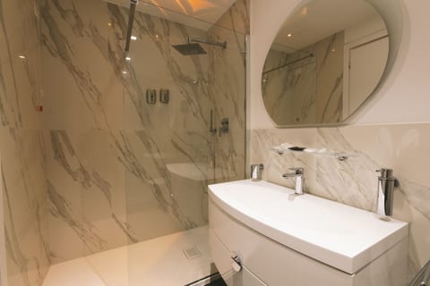 Tripla Standard | Desk, free WiFi, bed sheets