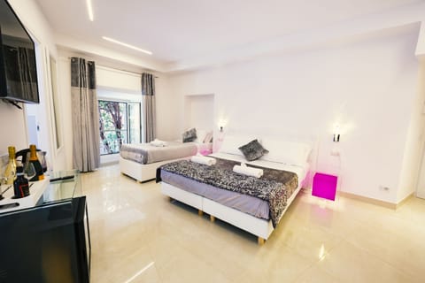 Quadrupla panoramica, vista città | Desk, free WiFi, bed sheets