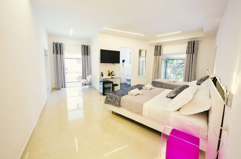 Quadrupla panoramica, vista città | Desk, free WiFi, bed sheets