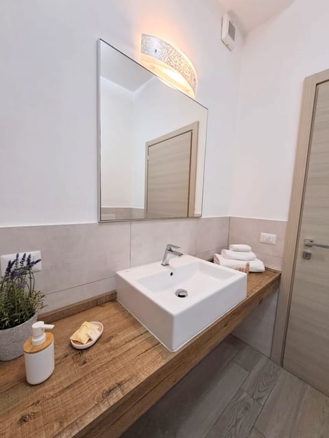 Superior Double Room | Bathroom | Shower, rainfall showerhead, free toiletries, hair dryer