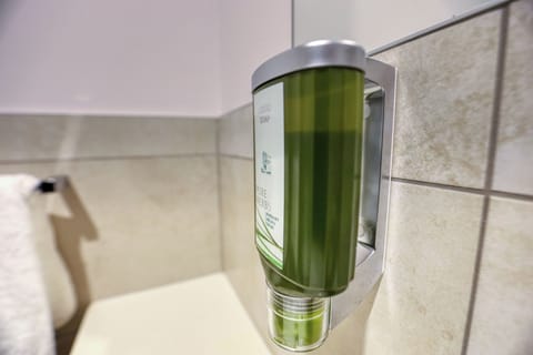 Pet Friendly Deluxe Studio | Bathroom | Shower, eco-friendly toiletries, hair dryer, towels