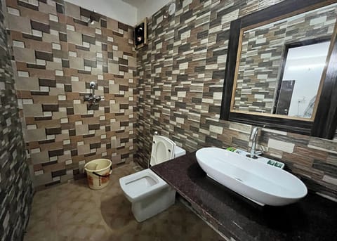 Deluxe Room | Bathroom | Shower, rainfall showerhead, free toiletries, towels