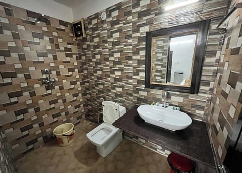 Deluxe Room | Bathroom | Shower, rainfall showerhead, free toiletries, towels