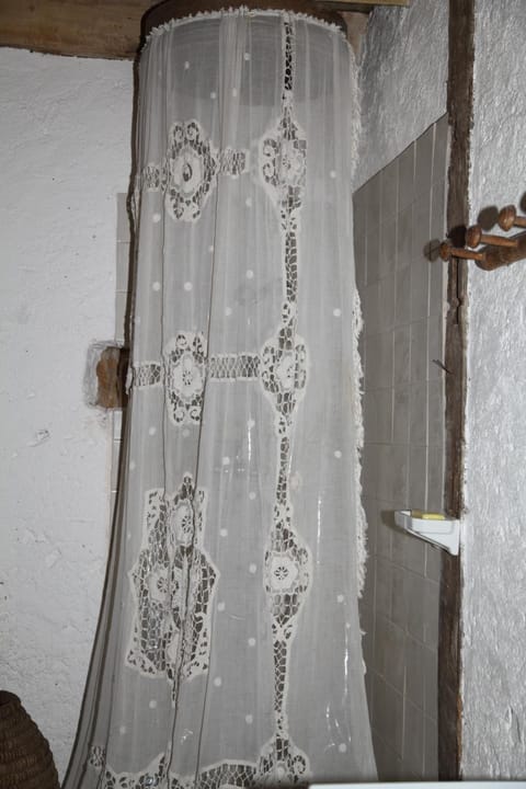 Shower, rainfall showerhead, free toiletries, towels