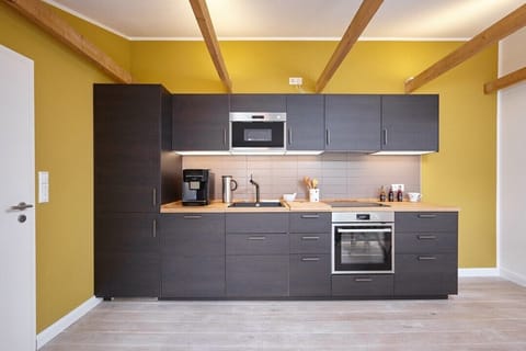 House (B) | Private kitchen | Fridge, microwave, oven, stovetop