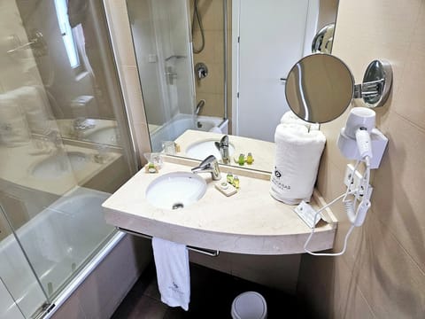 Single Room | Bathroom | Separate tub and shower, free toiletries, hair dryer, bidet