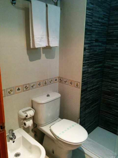 Double Room, 1 Double Bed | Bathroom | Combined shower/tub, free toiletries, hair dryer, towels