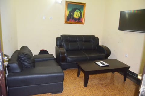 Executive Suite | Desk, soundproofing, iron/ironing board, free WiFi