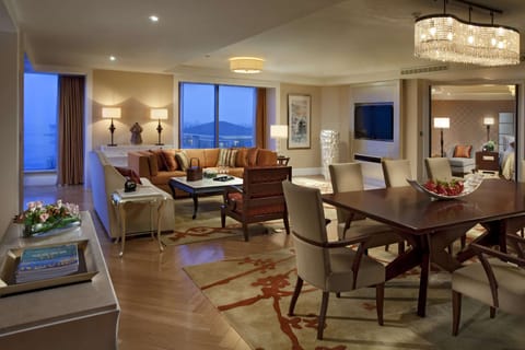 Signature Suite, 1 King Bed with Sofa bed, Lake View | Premium bedding, Select Comfort beds, minibar, in-room safe